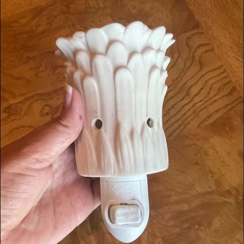 SCENTSY FLOWER Warmer GUC!